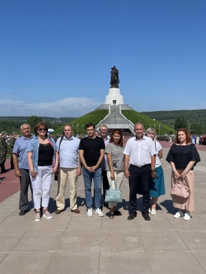 Коллектив контрольно-счетной палаты Кемеровской области - Кузбасса принял участие в торжественной церемонии зажжения Вечного огня на мемориальном комплексе Воину-Освободителю