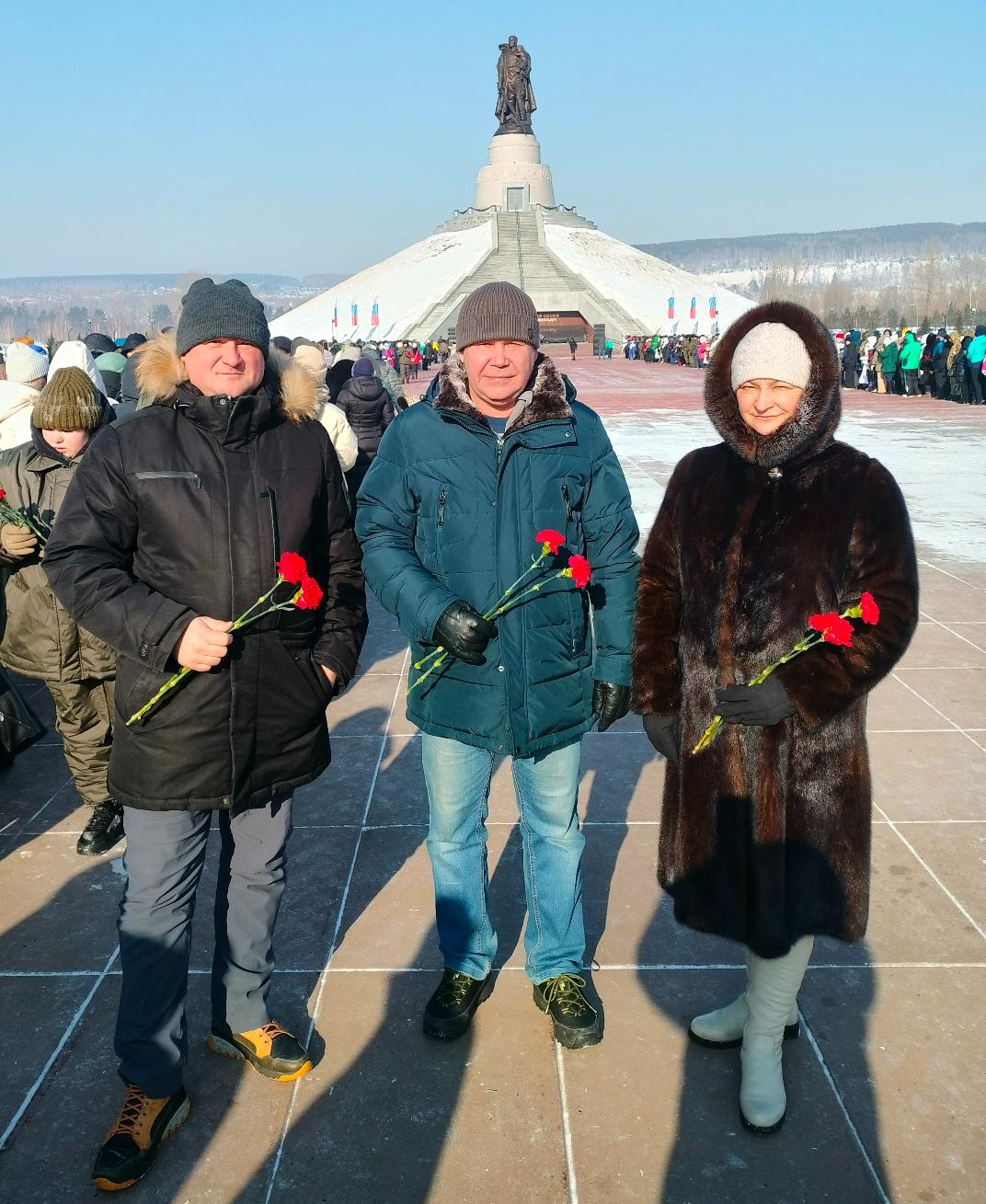 Коллектив контрольно-счетной палаты Кемеровской области – Кузбасса принял участие в торжественном митинге, посвященном Дню защитника Отечества, и возложении цветов к Мемориалу Воину-Освободителю