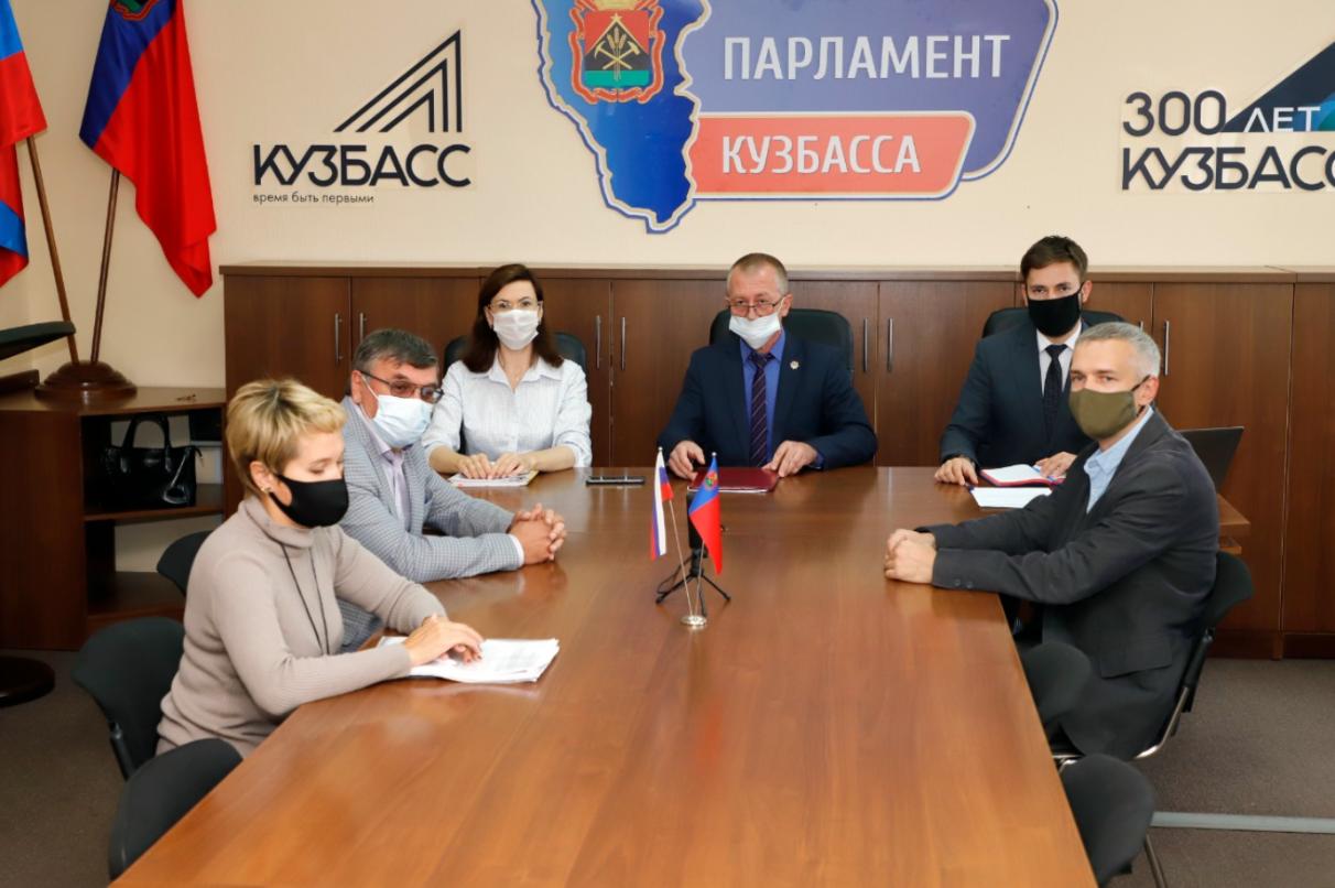 Контрольно-счетная палата совместно с Парламентом Кузбасса провели видеоконференцию по вопросам внесения изменений в нормативные правовые акты органов местного самоуправлении Контрольно-счетная палата совместно с Парламентом Кузбасса провели видеоконференцию по вопросам внесения изменений в нормативные правовые акты органов местного самоуправлении