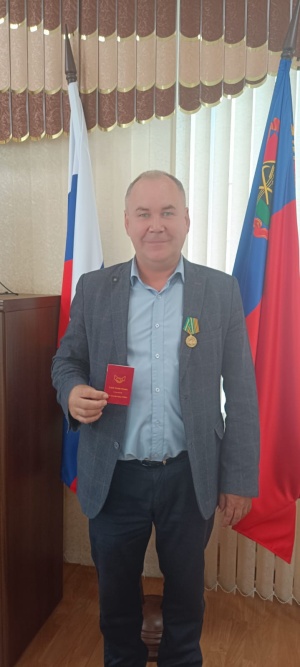 За оказание гуманитарной помощи военнослужащим войсковой части 41680 председатель контрольно-счетной палаты Кемеровской области-Кузбасса Сергей Владимирович Вахрушев награждён  медалью 